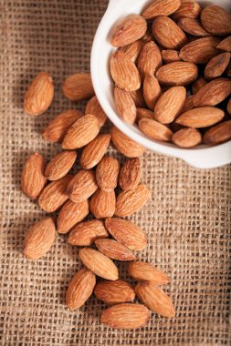 badem gri ahşap Tekstil, dikey fındık arka plan üzerinde