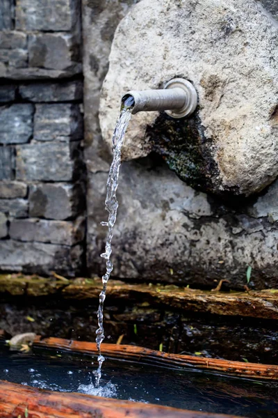 Ormanlardaki içme suyu çeşmesi