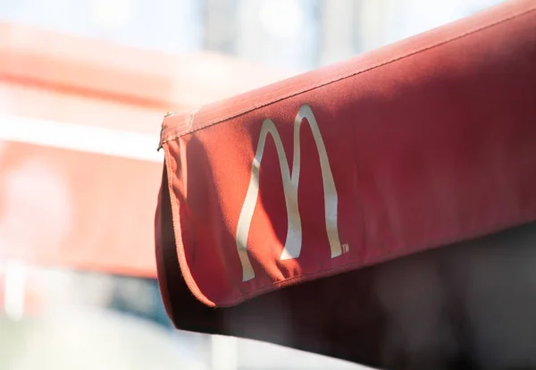 Sofya Bulgaristan Kasım 2017 Mcdonalds Mccafe Logosu Güneş Çadırında Işaret — Stok fotoğraf