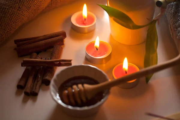 Miel et bougies aromatiques sur table, concept spa et bien-être . — Photo