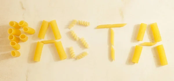 Phrase PASTA à base de spaghettis cuits sur fond vintage — Photo