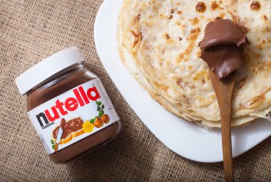 Dorkovo, Bulgaristan - 12 Aralık 2017: Krep nutella krem ile. Nutella İtalyan şirketi Ferrero tarafından 1964 yılında piyasaya, Nutella yaygın popüler marka bir şekerli fındık coc adıdır
