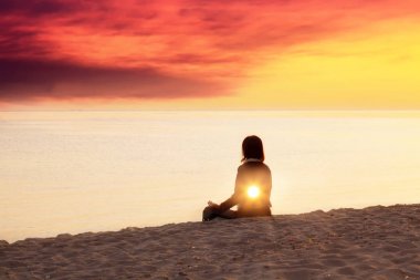 Genç kadın plaj, iç ışık kavramı, manevi arka plan, çift pozlama yoga yapıyor