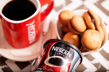 Dorkovo, Bulgaristan - 03 Aralık 2017: Nescafe Gold Blend hazır kahve ve bisquits