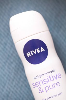 Nivea 'nın terleme önleyici şişesini masaya yakın plan çek.