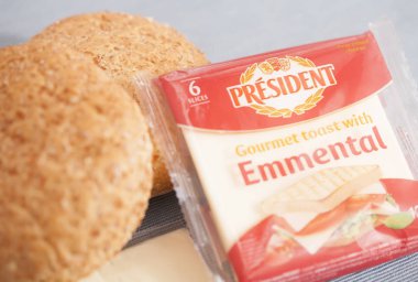 Başkan Emmental peynirli ekmekli çörekler.