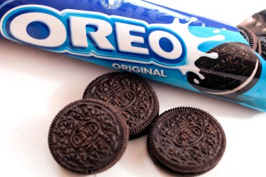 Beyaz masada oreo kurabiyelerinin yakın plan çekimi.