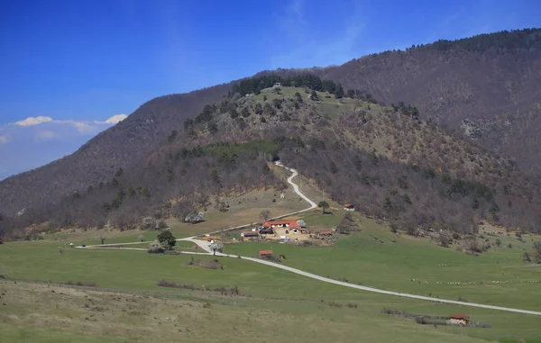 Estrada Sobre Prados Perto Pequeno Pico Nas Montanhas Búlgaras — Fotografia de Stock