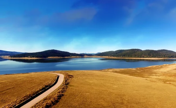 Lago vista aérea en las montañas, naturaleza bulgara, lago presa Batak, imagen del dron , —  Fotos de Stock