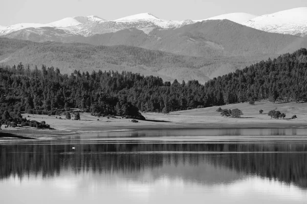 Wunderschöne Reflexionen des Batak-Stausees in den bulgarischen Bergen, im Morgennebel, in schwarz-weiß. — Stockfoto