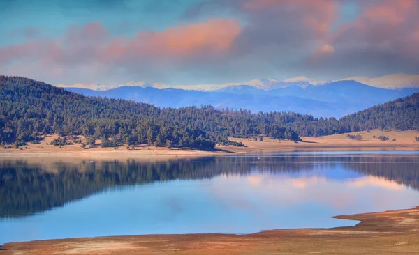 Crepuscolo sopra un lago di alta montagna bulgaro — Foto Stock