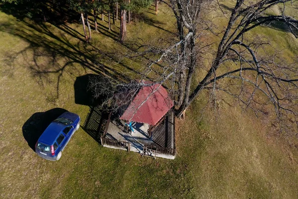 Imagem aérea do carro e local de descanso na floresta — Fotografia de Stock