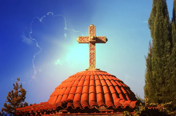 Crucifixion de Jésus-Christ - Croix sur l'église ortodoxe, lumière de houx — Photo