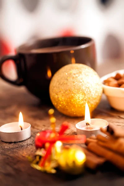 木製のテーブルの上のキャンドルや装飾とクリスマスの組成 ストック写真