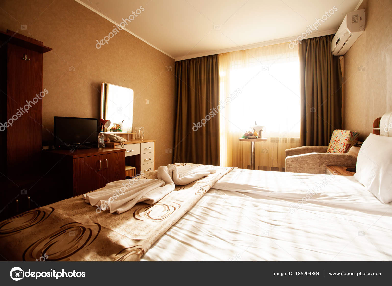 Oteldeki Yatak Odasında Sıcak Renkli Bir Işık — Stok Editoryel Fotoğraf