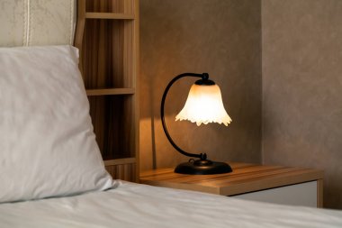 otel yatak odasında lapm gelen lüks modern ayrıntılar.