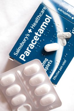 Dorkovo, Bulgaristan - 12 Aralık 2017: Oral ilaç, Parasetamol, beyaz hap.