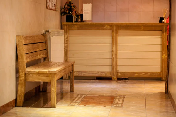 Kryty Drewniany Ławka Hotelowym Centrum Spa — Zdjęcie stockowe