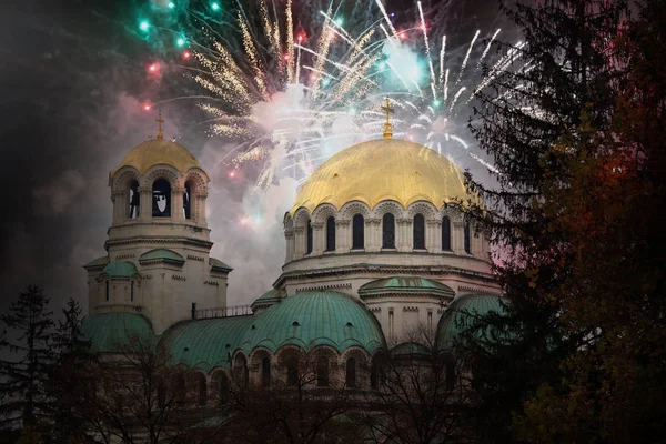 Fireworks explode over St.Alexsander Nevsky at night in Sofia, Bulgaria — Stock Photo, Image