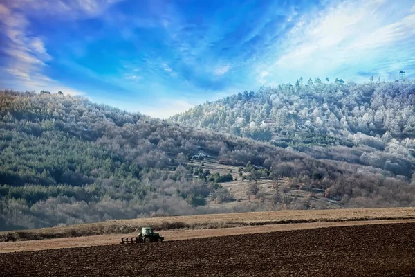 Dorkovo, Bulgaristan - 21 Ocak 2020: Dorkovo köyü yakınlarındaki alanda modern John Deere traktörü. Güneşli yaz gününde tarım alanında yeşil traktör. — Stok fotoğraf