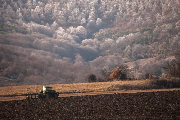 保加利亚多尔科沃- 2020年1月21日：现代约翰迪尔拖拉机在多尔科沃村附近的田里。阳光明媚的夏日，农田里的绿色拖拉机. — 图库照片