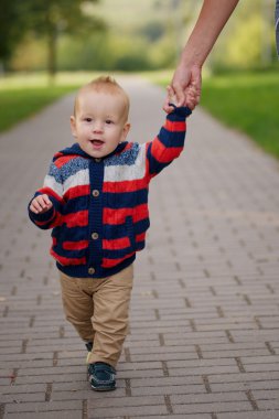Holding oğlu el ile anne
