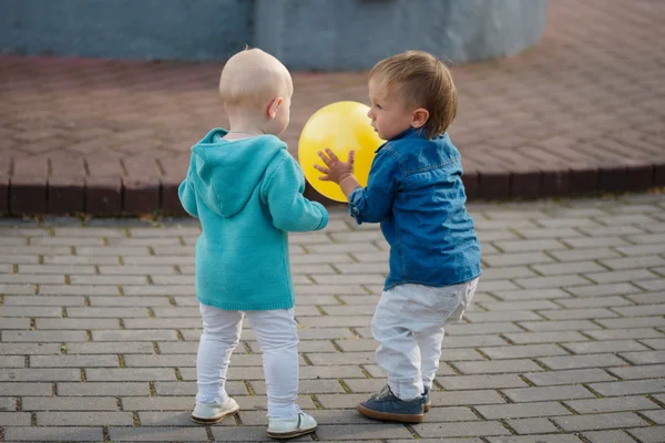 Kisfiú játszik a sárga labdát — Stock Fotó