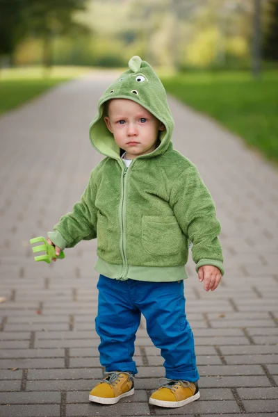 Menino infeliz com traje de dinossauro — Fotografia de Stock