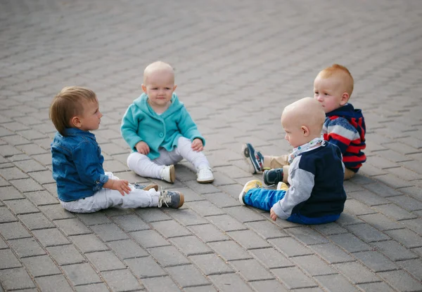 Niños pequeños sentados en el círculo —  Fotos de Stock