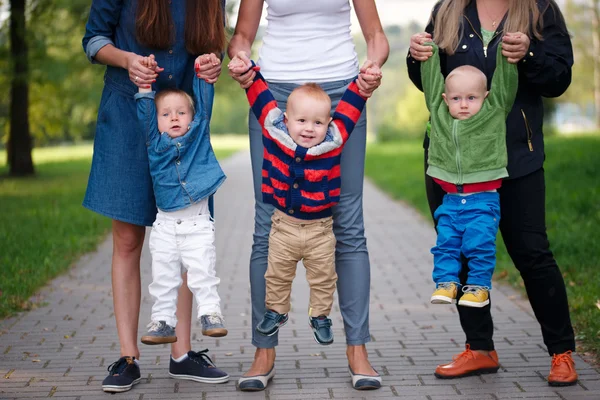 Moeders zonen met de hand te houden — Stockfoto