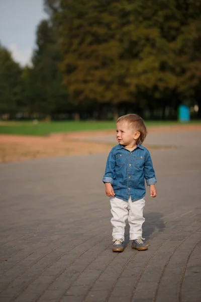 Ensam pojke i park — Stockfoto
