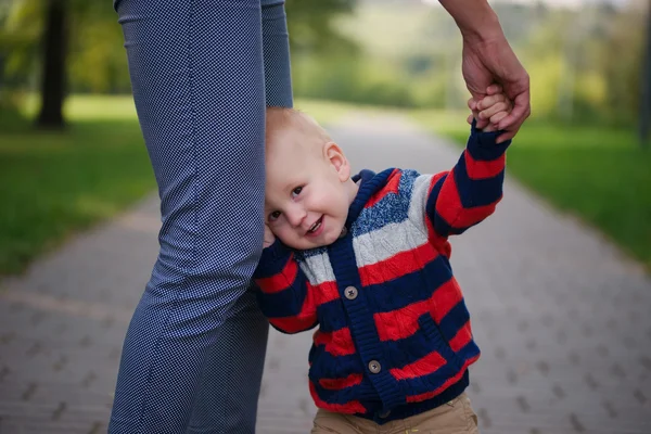 Madre sosteniendo hijo a mano —  Fotos de Stock