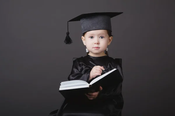 Diplomabschluss kleines studentisches Kind — Stockfoto