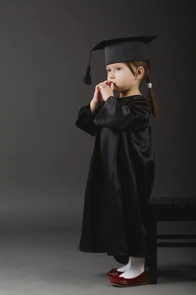 Diploma de graduación niño pequeño estudiante — Foto de Stock