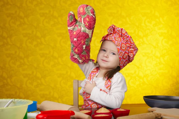 Petit boulanger ou cuisinière fille coupe la pâte pour les biscuits — Photo