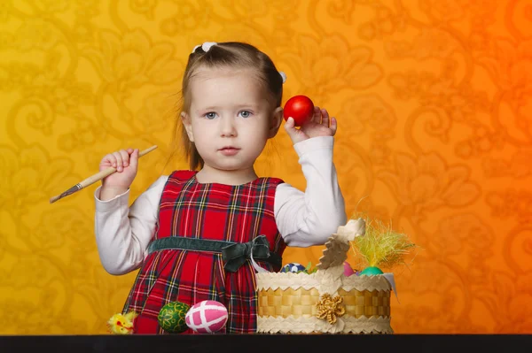 イースターの卵をペイントの女の子 — ストック写真
