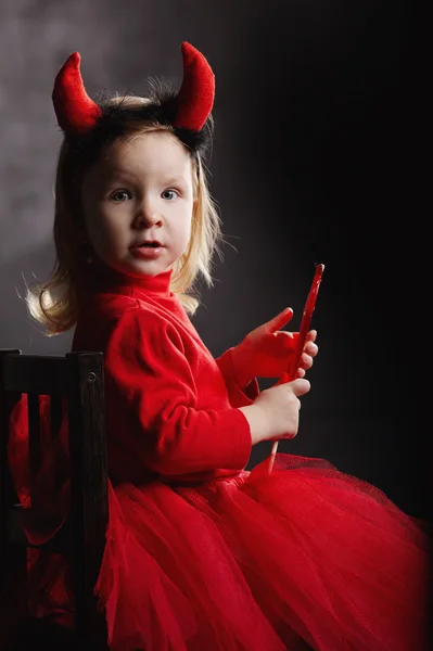 Grappige kleine duivel op donkere achtergrond — Stockfoto