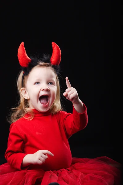 Pequeno diabo no fundo escuro — Fotografia de Stock