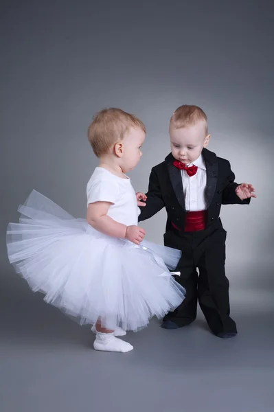 Süße Jungen und Mädchen im Hochzeitskleid — Stockfoto
