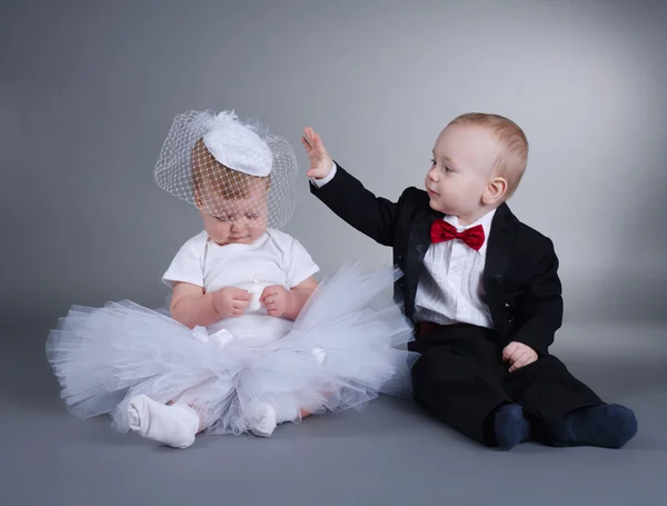 Süße Jungen und Mädchen im Hochzeitskleid — Stockfoto