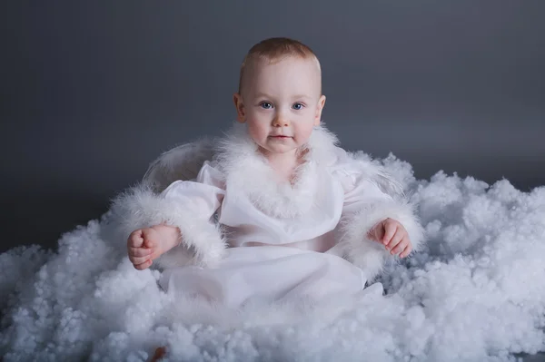 Malý chlapec jako anděl v nebi — Stock fotografie