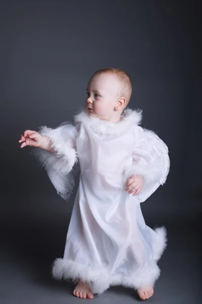Pequeno menino como anjo no céu — Fotografia de Stock
