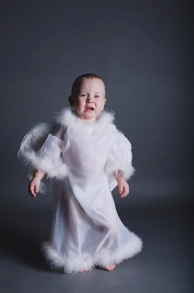 Pequeno menino como anjo no céu — Fotografia de Stock
