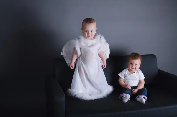 Niña y niño en vestido de ángel —  Fotos de Stock