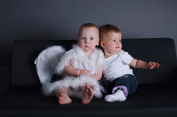 Kleines Mädchen und Junge im Engelskleid — Stockfoto