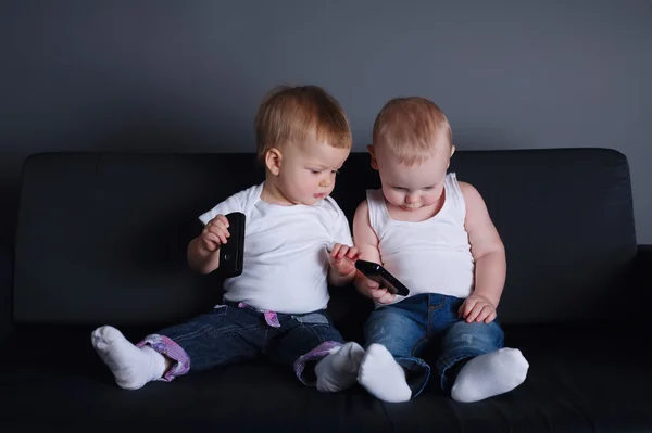 Söta barn med mobiltelefoner — Stockfoto
