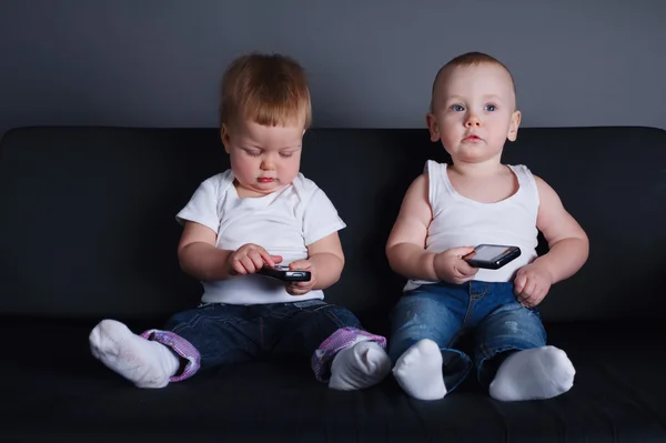 Crianças bonitos com telefones celulares — Fotografia de Stock