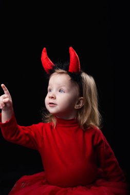 koyu arka plan üzerinde küçük şeytan