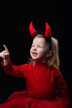 koyu arka plan üzerinde küçük şeytan