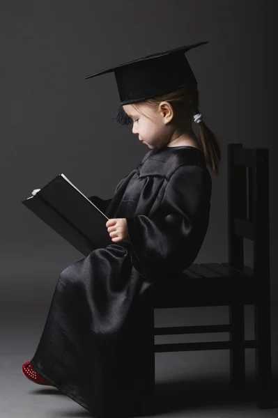 Diploma de graduación niño pequeño estudiante —  Fotos de Stock